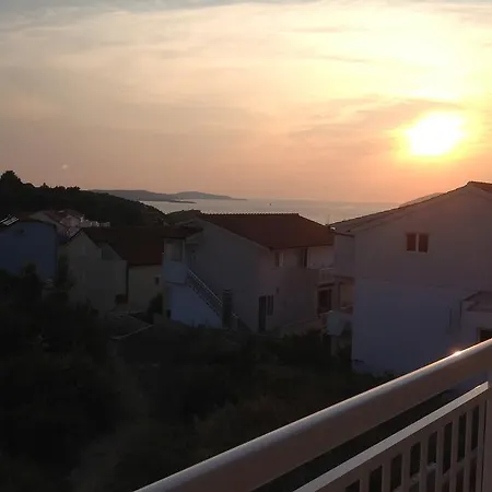 Feel Right At With Our Spacious Apartment! Perfect For An Island Getaway